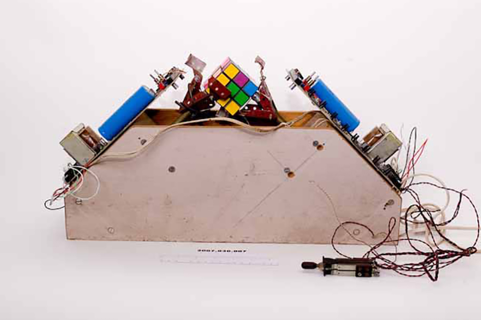 A device that mechanically solves rubiks cubes