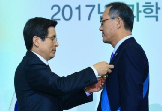 Professor Chun receiving an award
