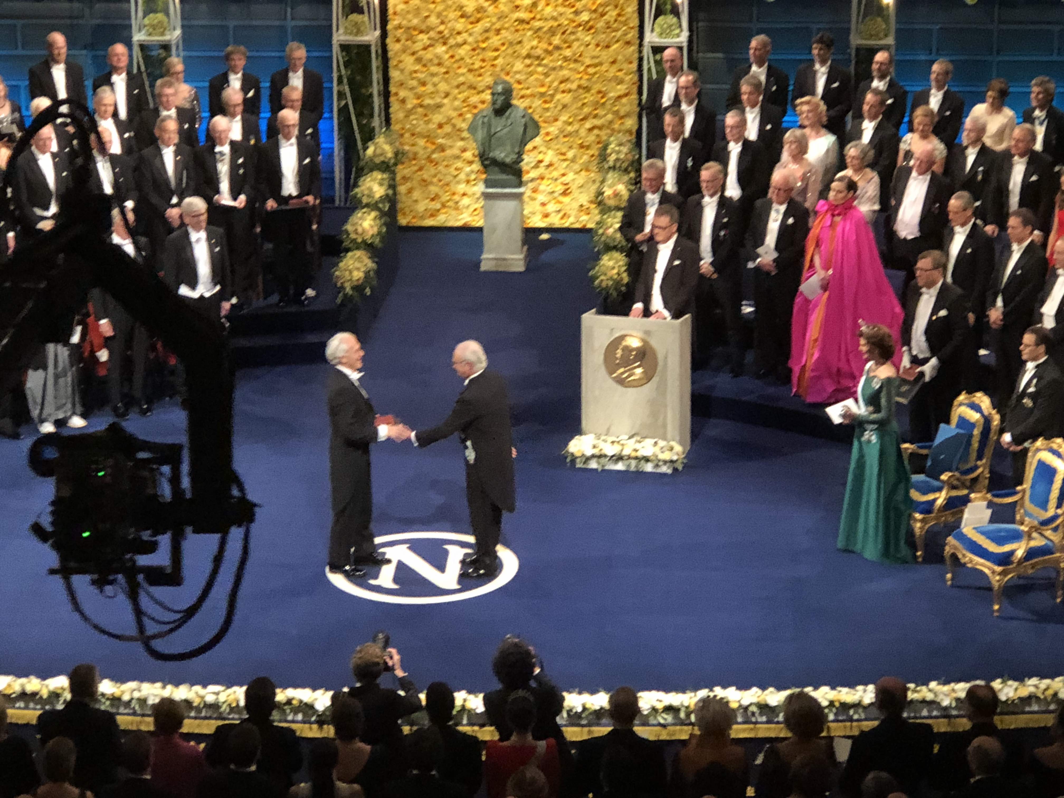 Gérard Mourou accepts the Nobel Prize in Physics from the King of Sweden.