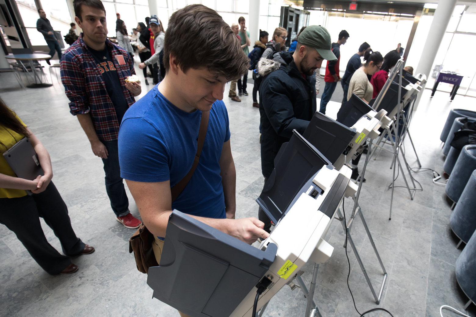 people at voting machines