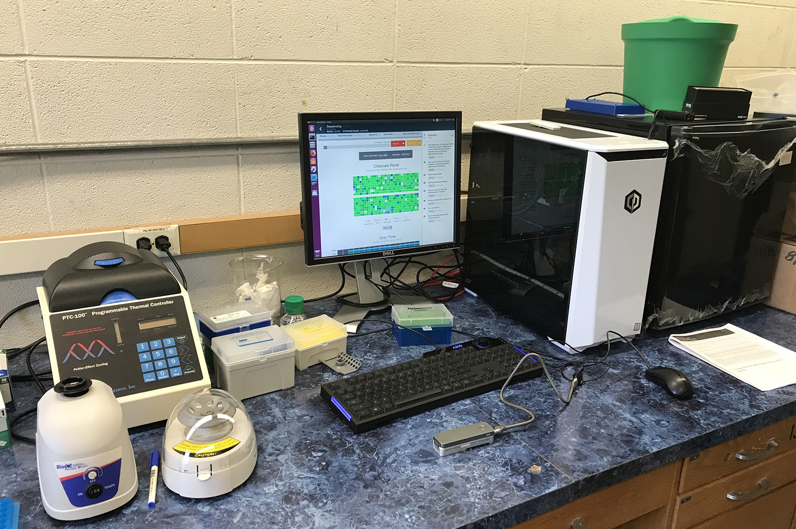 Gene sequencing device at workstation