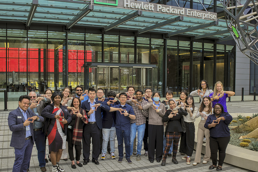 Group photo with everyone making a rectangle with their fingers to symbolize the HPE logo.